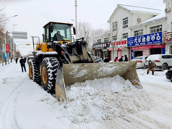 除雪保暢，山推鐵肩道義勇?lián)厝危? /> 
            <div   id=