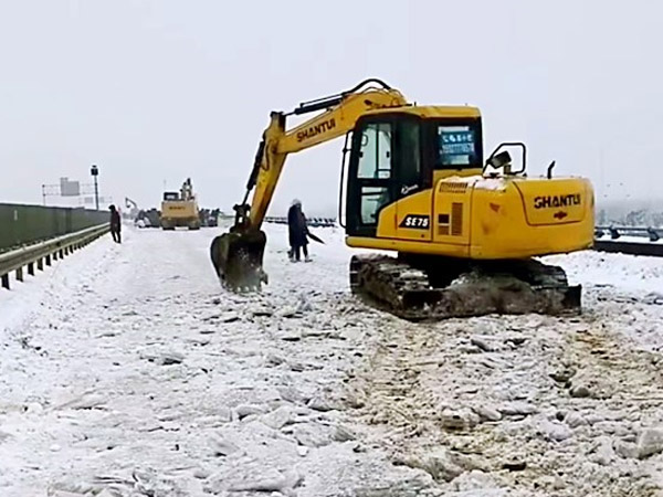 除雪保暢，山推鐵肩道義勇?lián)厝危? /> 
            <div   id=